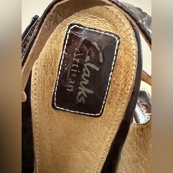 Clarks Women’s Artisan Dark Brown Croc Texture Patent Leather Sandals Size 8.5 - Picture 9 of 11